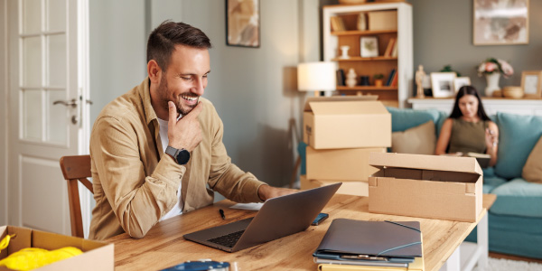 Dropshipping Chica joven trabajando en una oficina