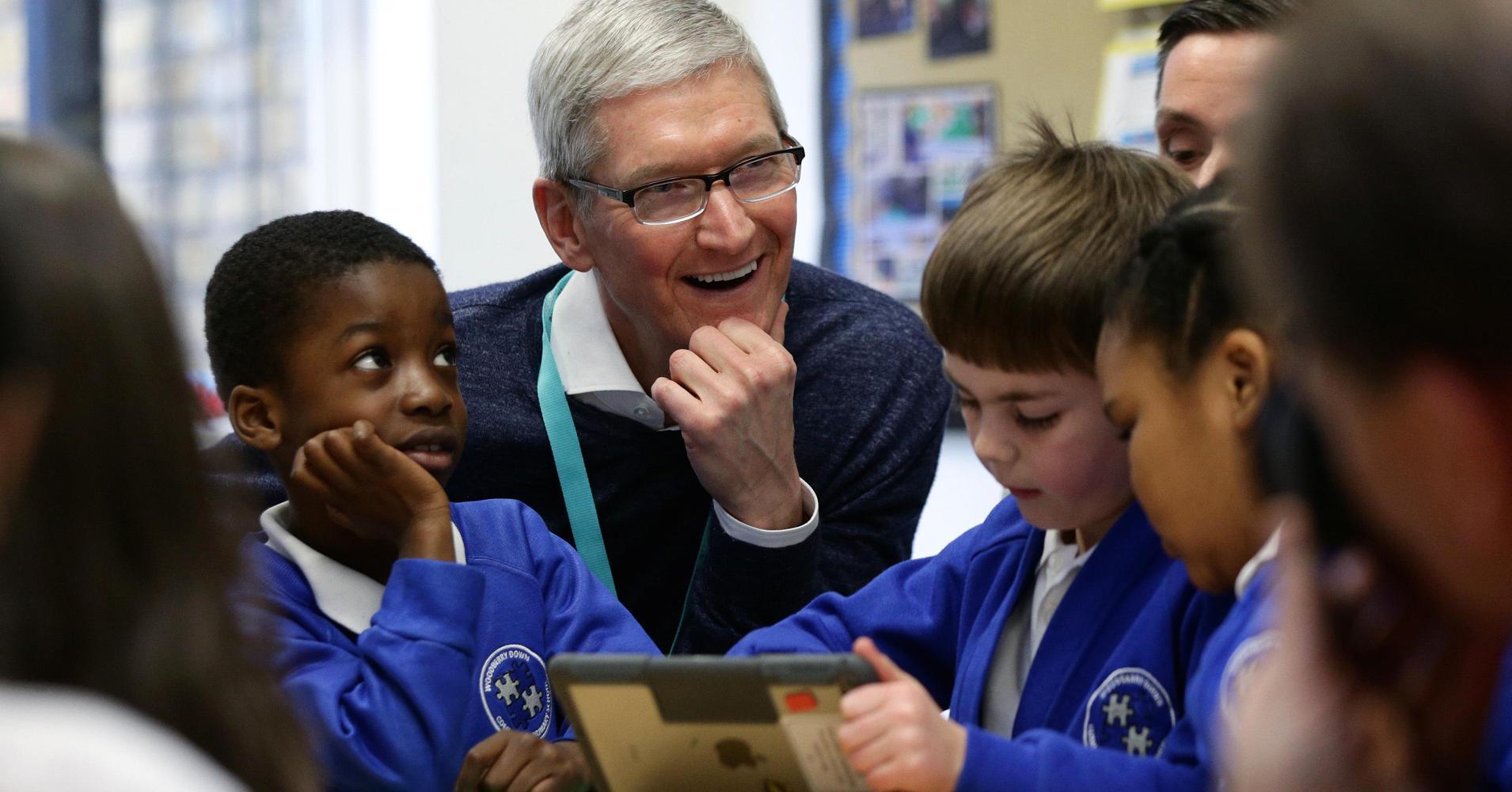 Tim Cook hblando con niños