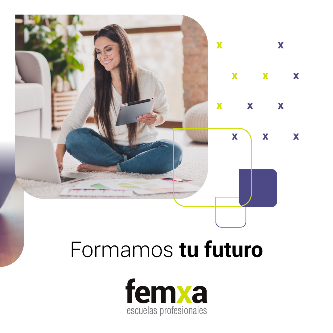 Chica joven de pelo largo haciendo un curso online con portátil y tablet en el suelo del salón de su casa