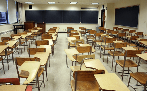 aula tradicional para clases presenciales con sillas y pizarra