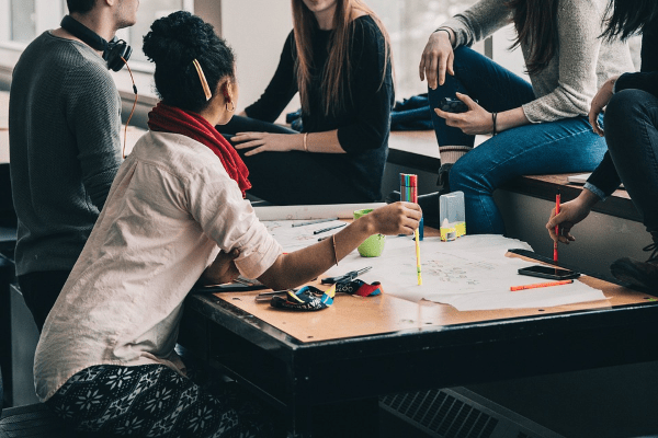 Tus amigos y conocidos son clave en la búsqueda de trabajo