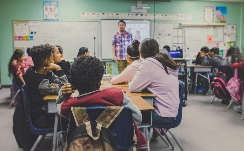 Abiente agradable en una clase con un docente