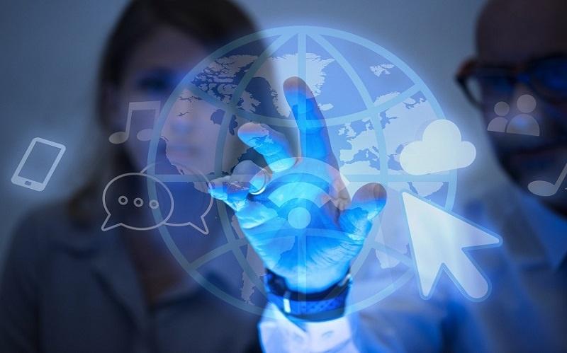 personas de negocios usando internet
