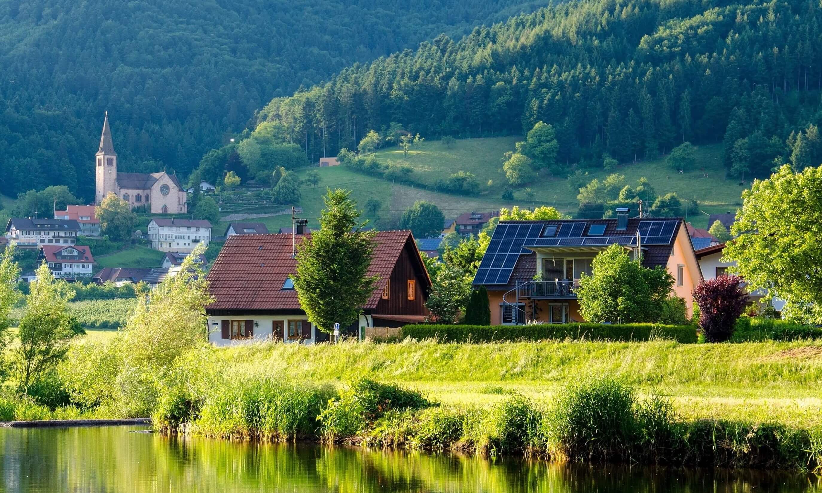 casa con placas para  energía solar fotovoltaica en el tejado