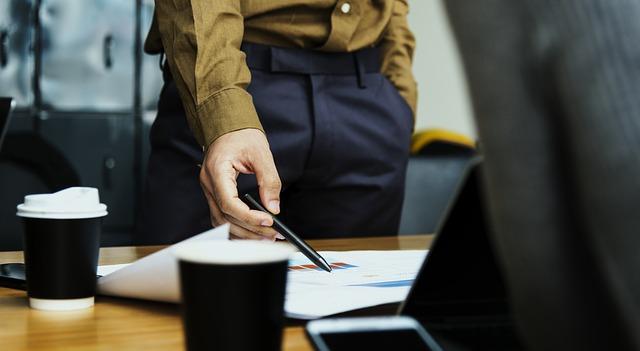 hombre señalando diferentes estrategias de comunicación