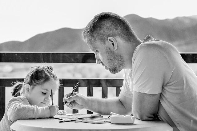 padre gestionando su tiempo con su hija