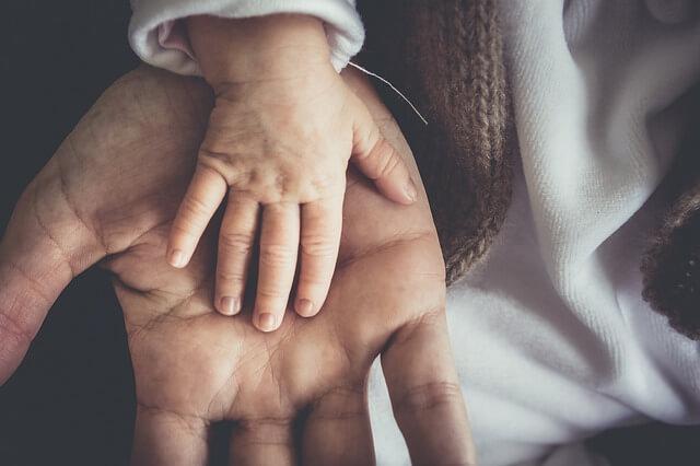 Padre gestionando las relaciones con sus hijos