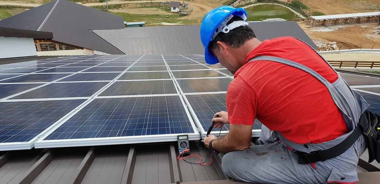 Trabajador enegía solar fotovoltaica