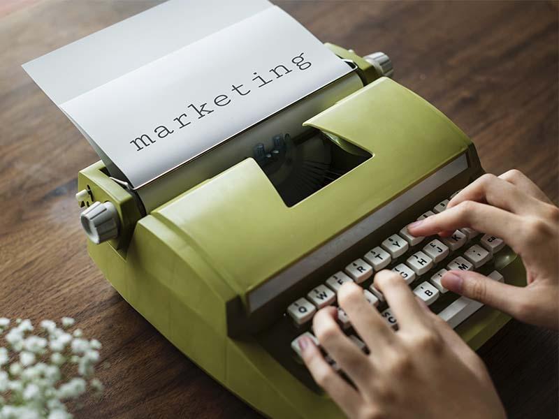 maquina de escribir con la palabra marketing