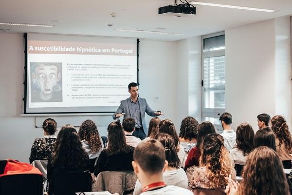 docente usando herramientas digitales en el aula