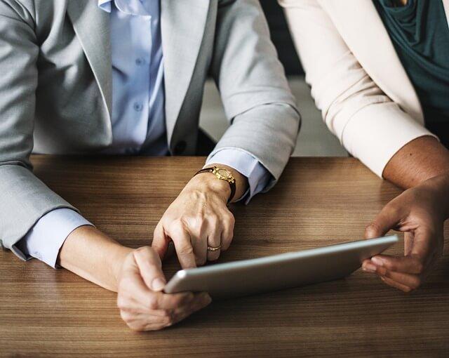 mujeres trabajando en el empleo digital