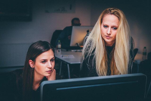 mujeres trabajando en el ámbito digital