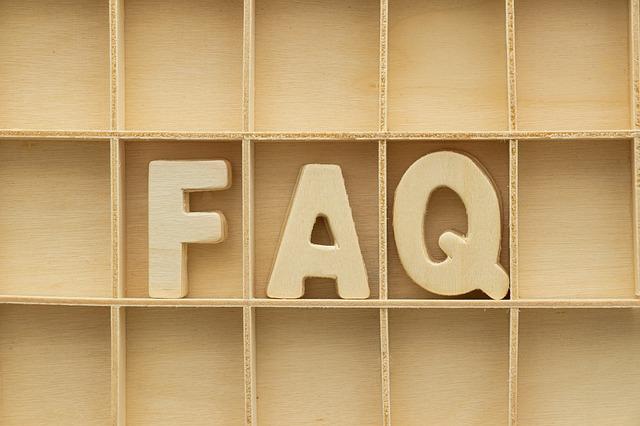 Letras FAQ en madera