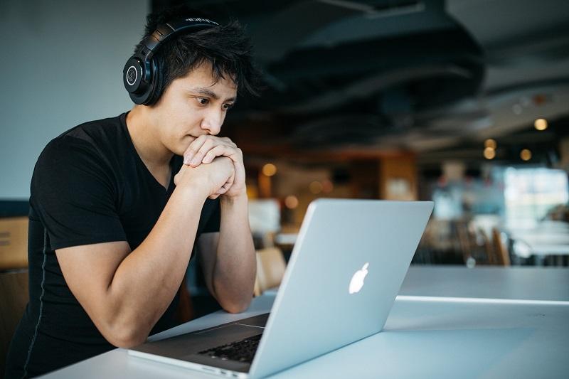 un docente actual en una teletutoría