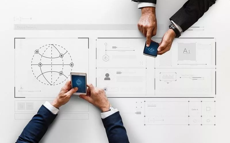 trabajadores de hoy en día con dispositivos digitales