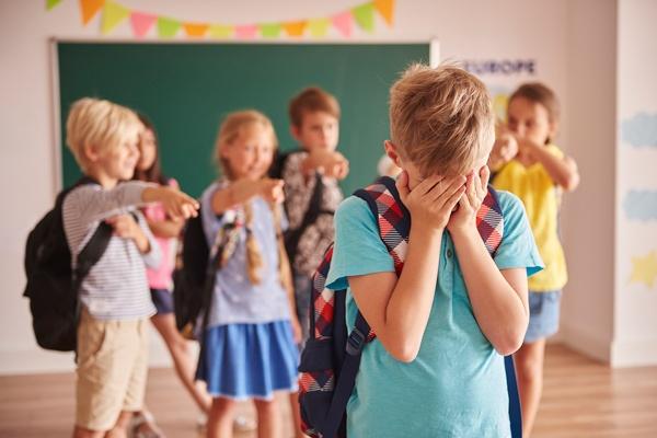 niños acosando a un chico