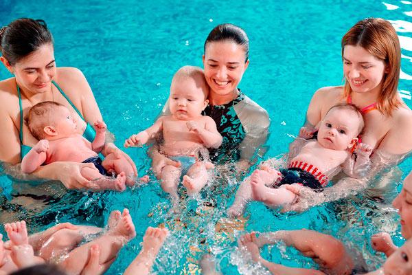 madres con bebés realizando actividades acuáticas en piscina