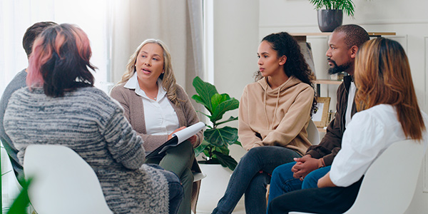 reunión de personas con una terapeuta