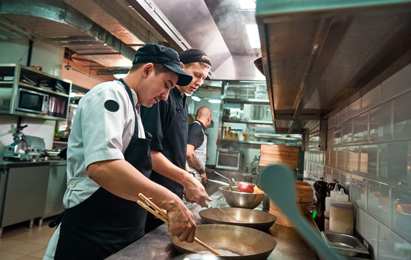 trabajo de varios ayudantes de cocina 