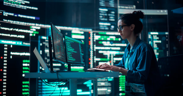 Informática trabajando en un centro de datos