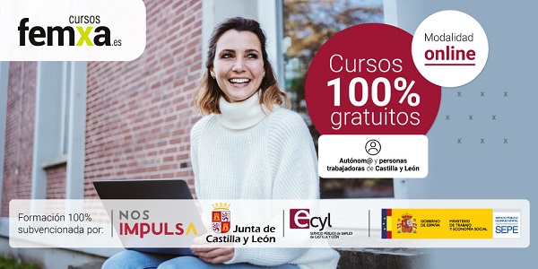 Chica rubia delante de un edificio de ladrillos hace un curso online del ecyl en un portátil