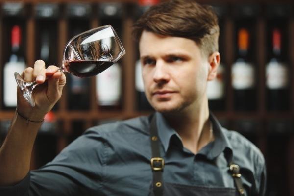 hombre observando copa de vino