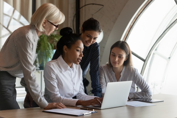 personas desarrollando sus planes de carrera profesional