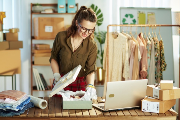 chica joven enviando pedidos de su e-commerce