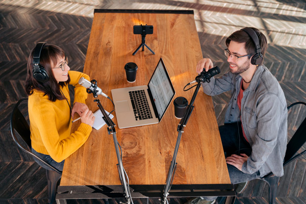 Dos community managers grabando un podcast