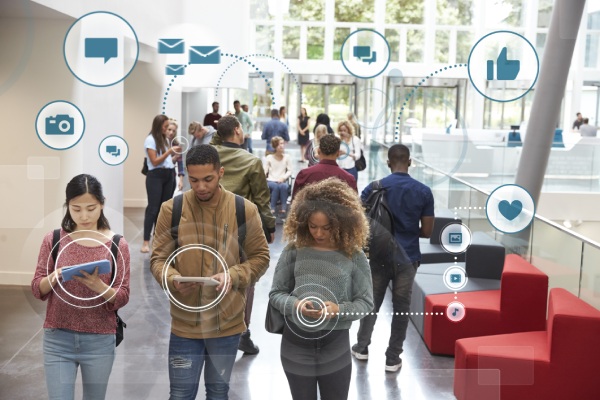 uso de las redes sociales en espacios abiertos