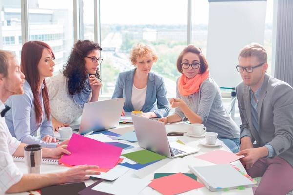 reunión de comunicación interna en una empresa