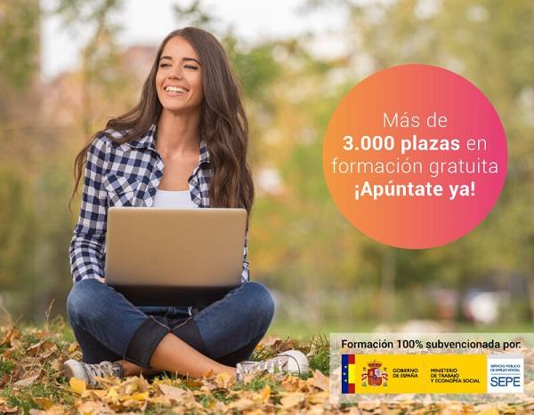 chica joven haciendo un curso online en un parque