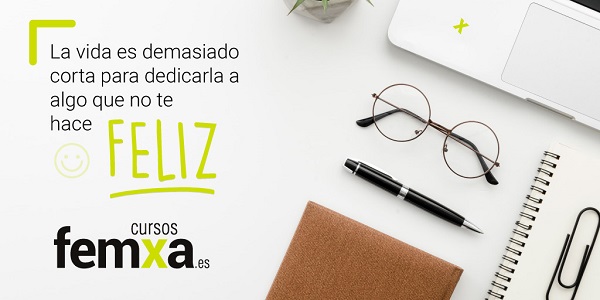 gafas, bolígrafo y libreta con un mensaje de ser feliz estudiando