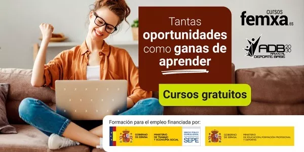 acceso a selección de cursos online de formación subvencionada chica joven haciendo un curso online de femxa en un portátil