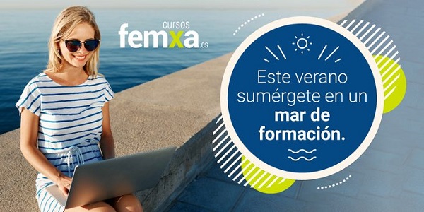 chica joven haciendo un curso online en un portátil en un muelle al lado del mar