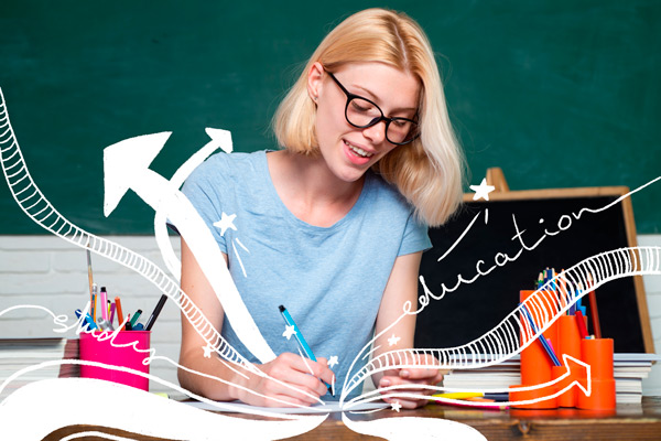 profesora joven buscando ideas para creatividad con su alumnado, con un portátil y pizarra al fondo, salen uns gráficos y flechas de su ordenador