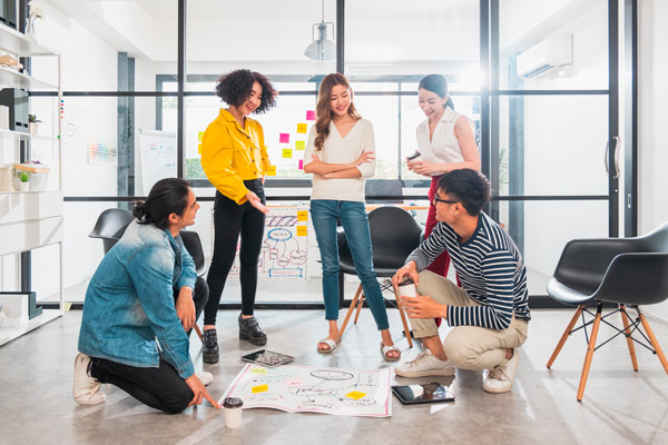 grupo de personas jóvenes compartiendo técnicas de productividad