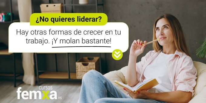 chica joven con pelo largo piensa con un lápiz en la mano
