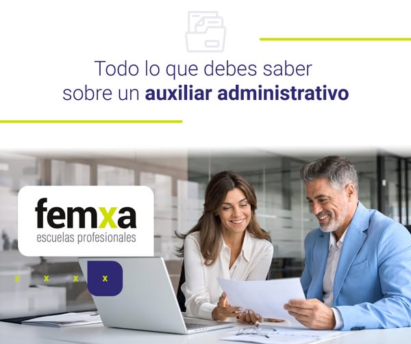 Auxiliar administrativa muestra unos papeles a hombre de pelo blanco y americana en un escritorio con portatil, dentro del cartel sobre los cursos de auxiliar administrativo de Femxa Escuelas Profesionales