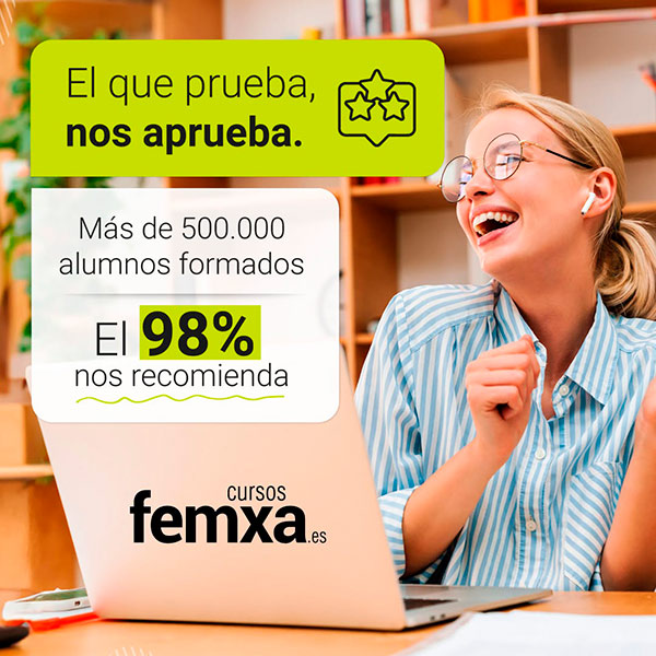 Chica joven con camisa de rayitas azules contenta por hacer un curso subvencionado online en un portátil