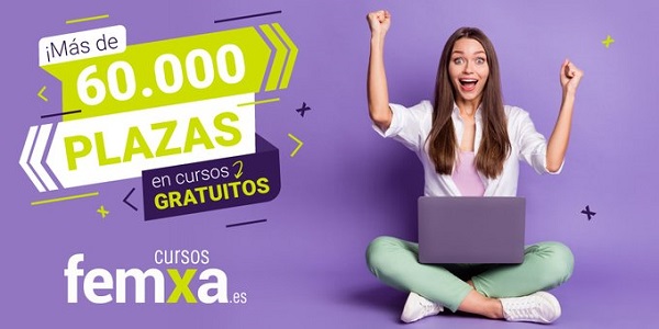 Chica joven de pelo largo sentada en el suelo con un portátil muy contenta por las sesenta mil plazas en cursos gratuitos que oferta femxa