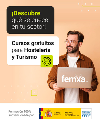 Chico con gafas y barba con un portátil en la mano en el cartel de los cursos gratuitos online para hostelería y turismo