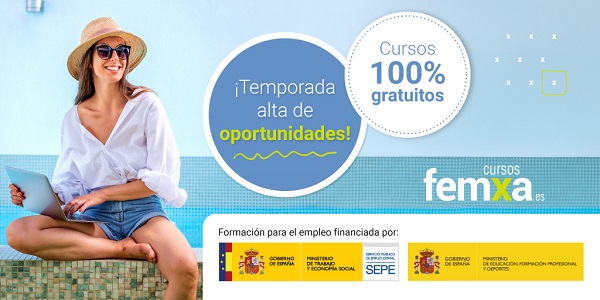 Chica joven con sombrero de paja, gafas de sol y shorts hace un curso online en su portátil durante el verano