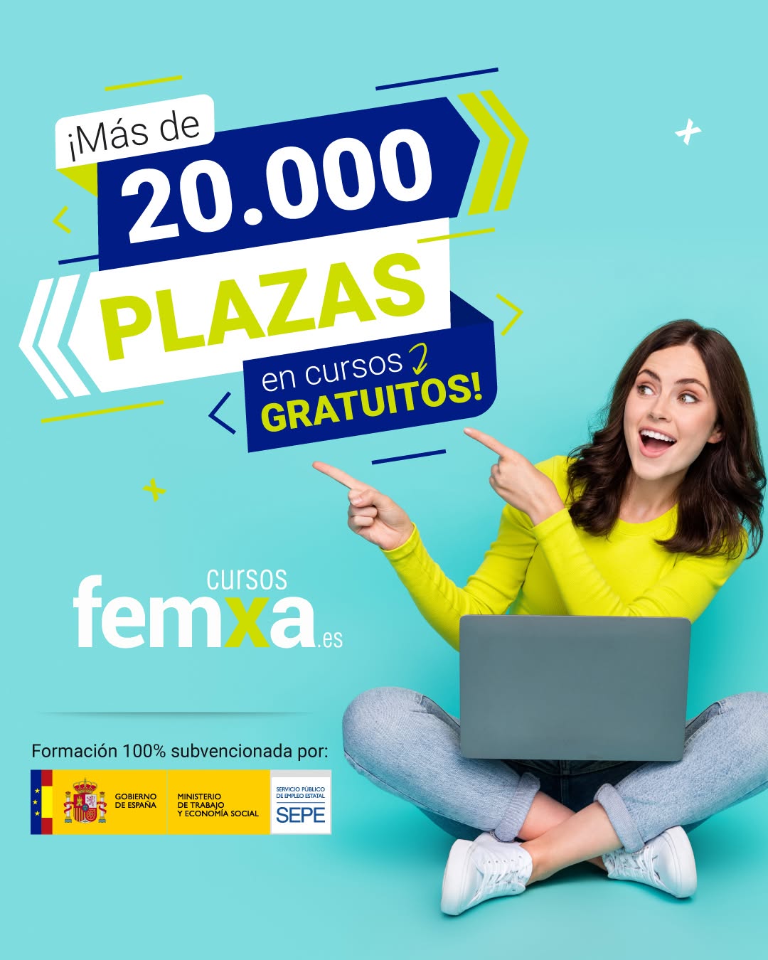 Chica joven sentada con las piernas cruzadas y un ordenador portátil señala un rótulo de Femxa con 20.000 plazas en cursos gratuitos