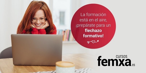 chica pelirroja con gafas haciendo un curso online gratuito en un portatil