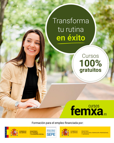 Chica joven en un parque realiza cursos gratuitos de femxa con su portátil