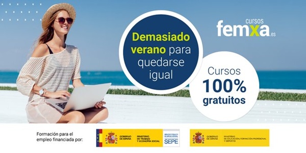 Cursos homologados subvencionados Chica en la playa haciendo un curso online homologado en un portátil
