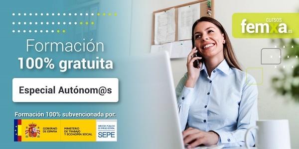 autónoma realizando un curso online desde un portátil y hablando con su tutor por teléfono