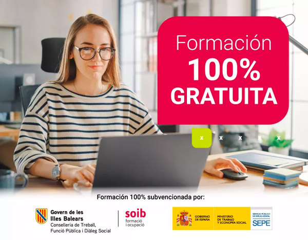 chica joven haciendo los cursos del soib en un portátil sentada en un escritorio en una casa luminosa