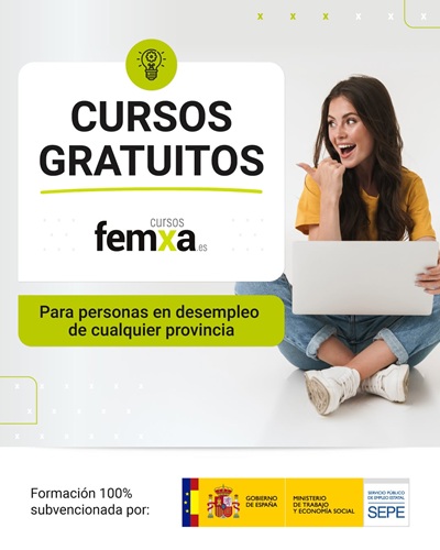 Chica joven haciendo un curso gratuito para personas desempleadas en un portatil sentada de cuclillas